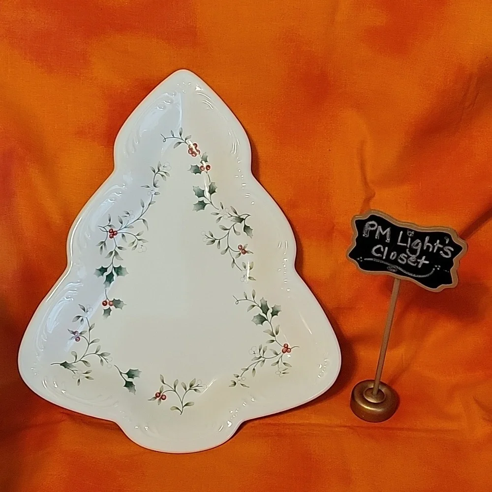 Pfaltzgraff Tree Shaped Serving Plate Winterberry Holiday Ivory Green Red